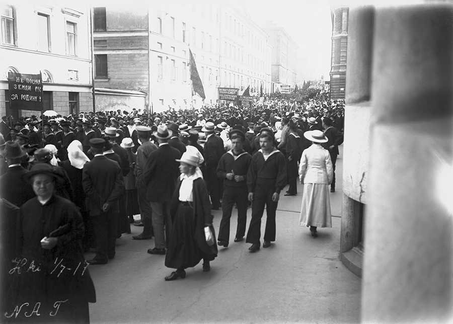 Venäläiset matruusit osoittavat mieltään Kasarmikadulla Helsingissä heinäkuussa 1917 Venäläiset matruusit osoittavat mieltään Kasarmikadulla Helsingissä heinäkuussa 1917